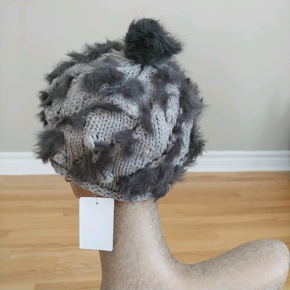 Gray Knit beret with fur detail & pom. NWT - Picture 2 of 5